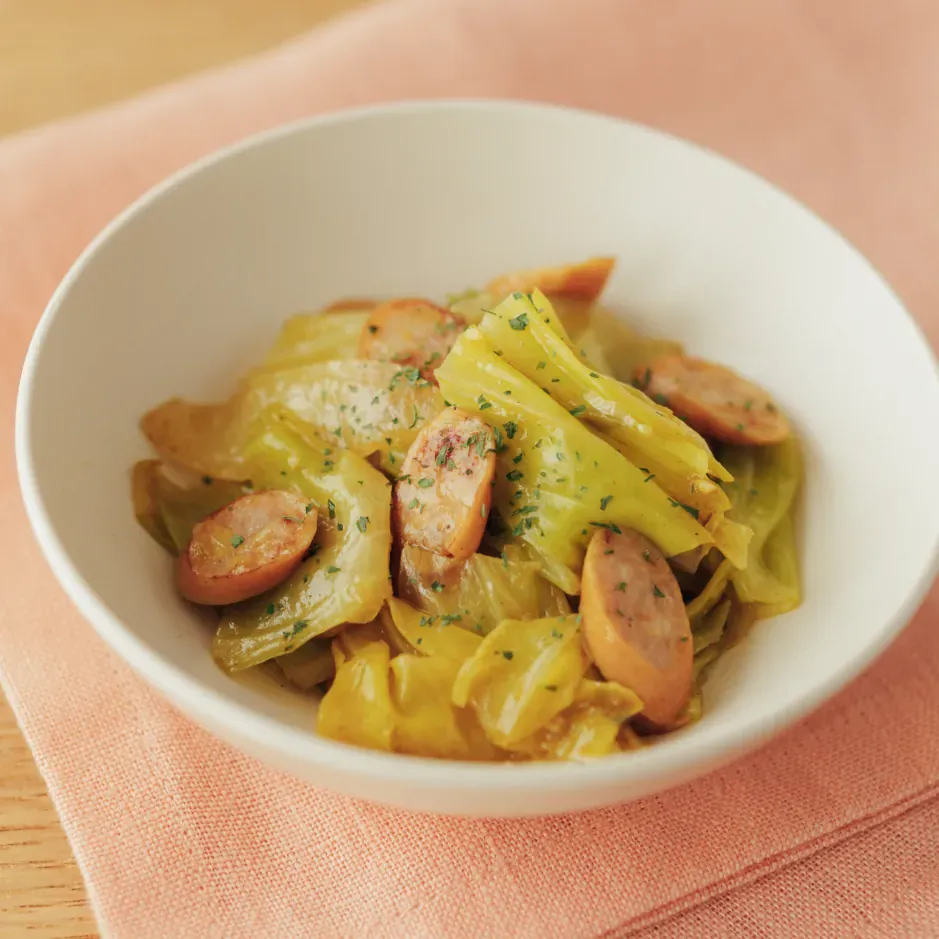 キャベツとソーセージのカレー炒め