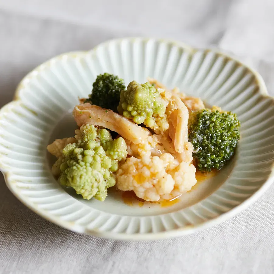 花野菜とチキンのコブサラダ